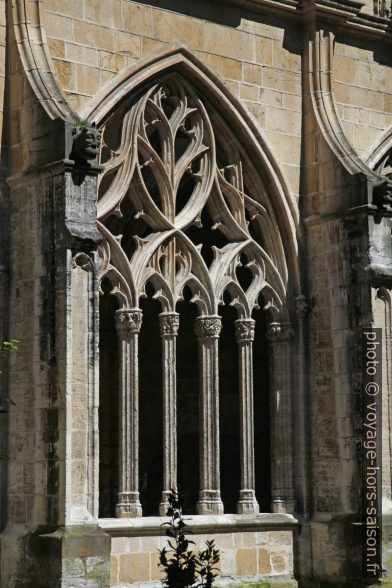 Arcade du cloître de la cathédrale d'Oviedo. Photo © Alex Medwedeff