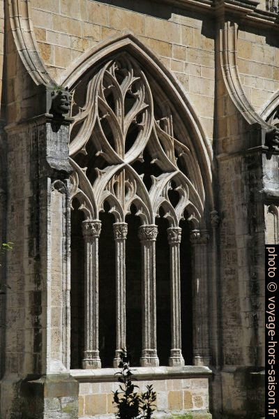 Arcade du cloître de la cathédrale d'Oviedo. Photo © Alex Medwedeff
