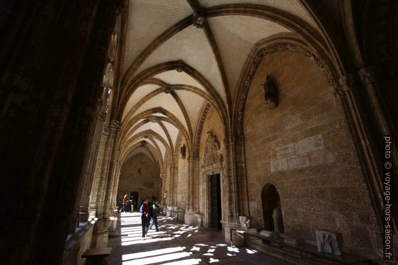 Un couloir du cloître de la cathédrale d'Oviedo. Photo © André M. Winter