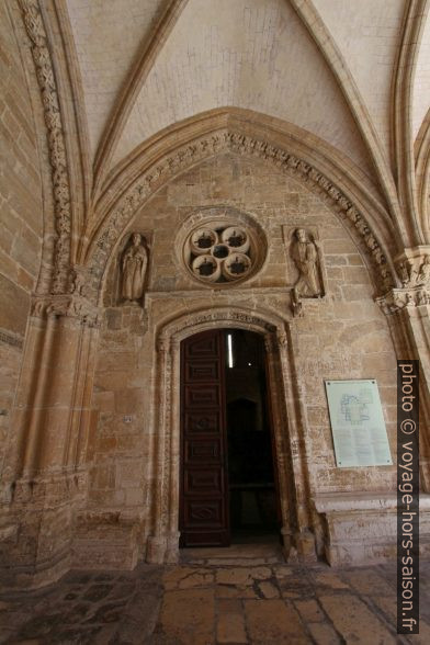 Porte entre le cloître et la salle capitulaire. Photo © André M. Winter