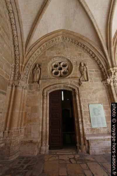 Porte entre le cloître et la salle capitulaire. Photo © André M. Winter