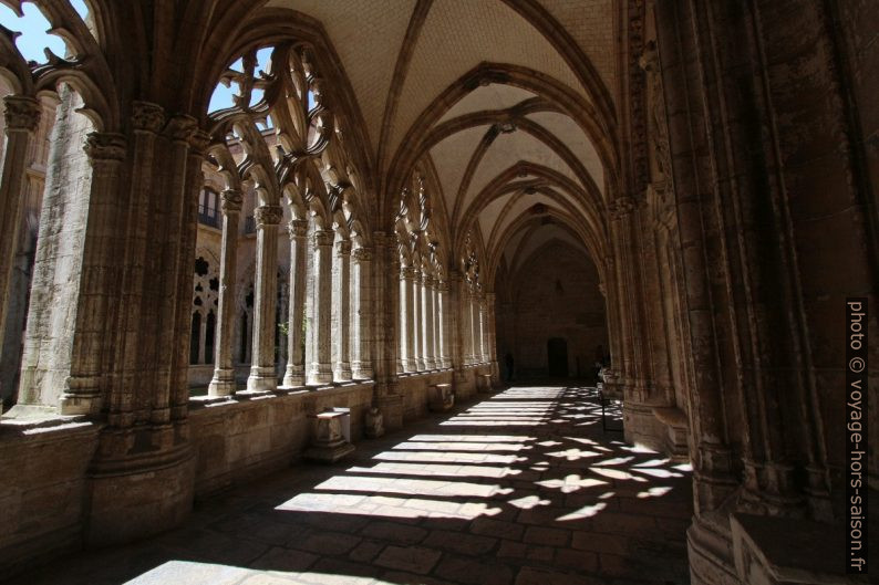 Couloir du cloître avec l'ombre des arcades. Photo © André M. Winter