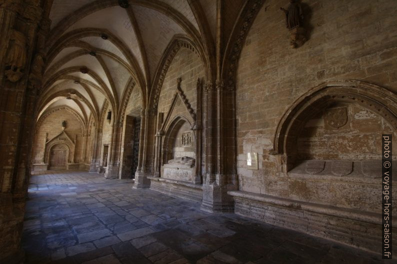 Couloir sud du cloître de la cathédrale d'Oviedo. Photo © André M. Winter