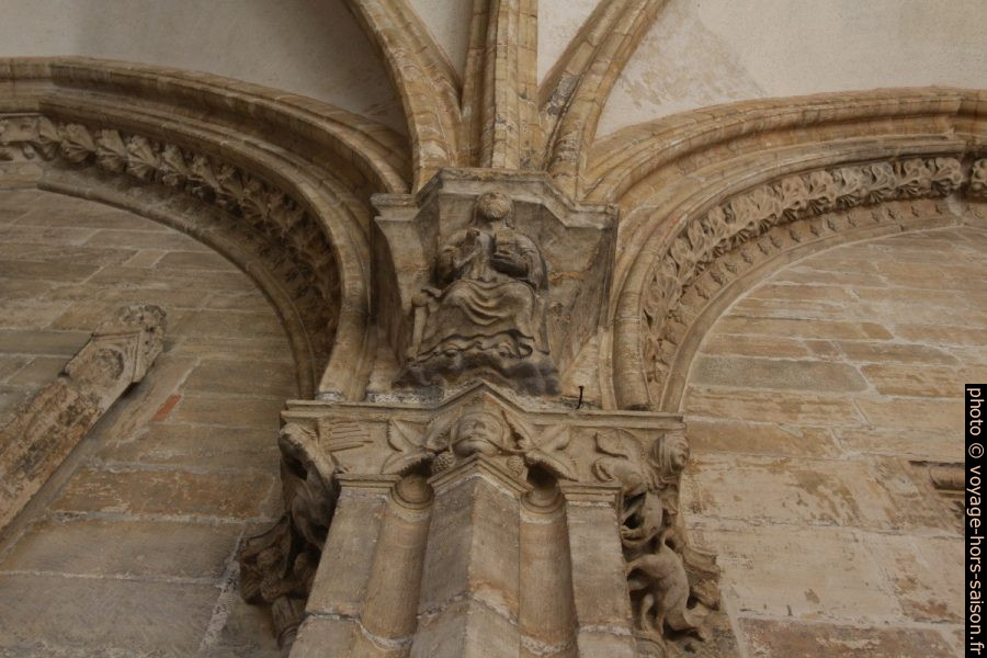 Un capiteau du cloître d'Oviedo. Photo © André M. Winter