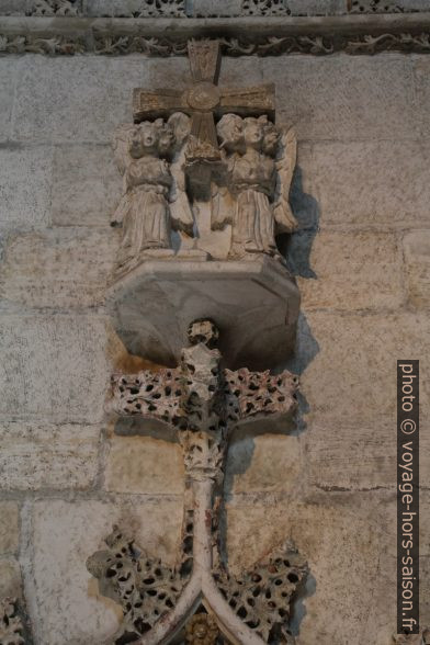 Détail d'une sculpture dans le cloître d'Oviedo. Photo © Alex Medwedeff