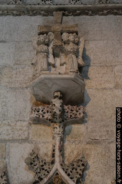 Détail d'une sculpture dans le cloître d'Oviedo. Photo © Alex Medwedeff