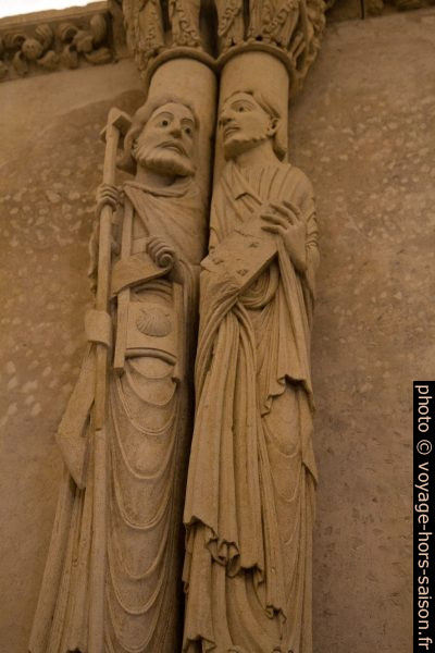 Deux moines sculptés en colonnes. Photo © Alex Medwedeff