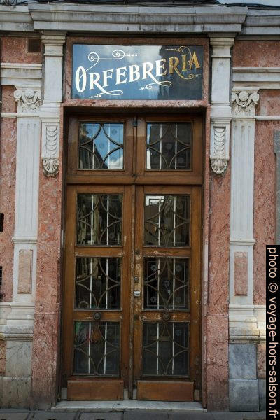 Ancienne enseigne Orfebreria. Photo © Alex Medwedeff