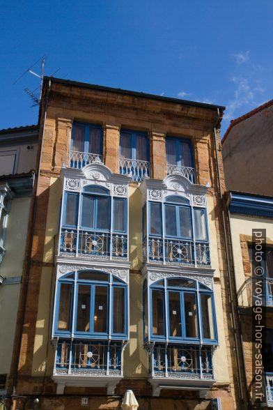 Balcons couverts en fer forgé. Photo © Alex Medwedeff