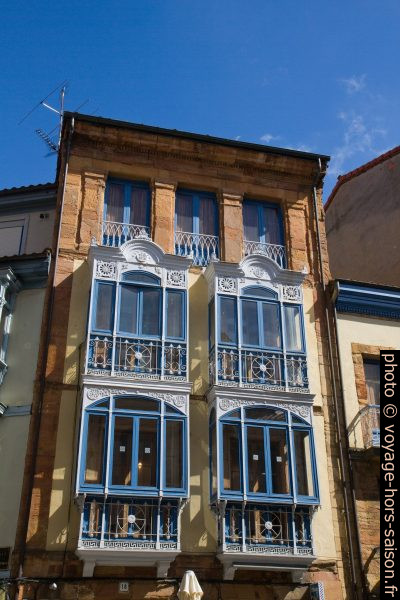 Balcons couverts en fer forgé. Photo © Alex Medwedeff