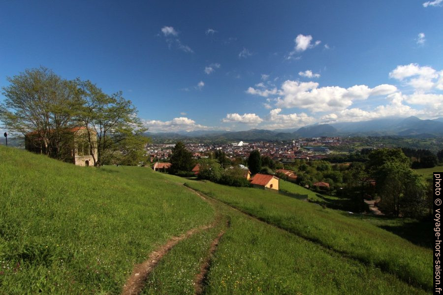 Chemin vers l'église Santa María del Naranco d'Oviedo. Photo © André M. Winter
