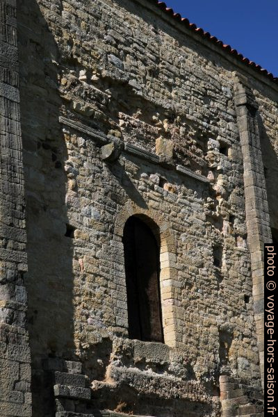 Restes d'un belvédère sur la face sud de l'église Santa María del Naranco. Photo © Alex Medwedeff