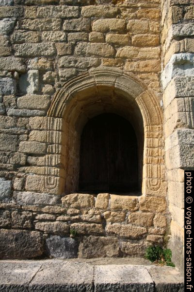 Une ouverture au bordures ciselées de l'église Santa María del Naranco. Photo © André M. Winter
