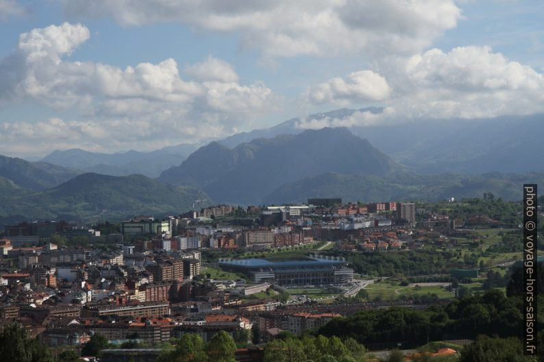 Vue vers la Cordillère Cantabrique. Photo © Alex Medwedeff