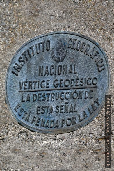 Plaque de de l'Instituto Geográfico Nacional. Photo © André M. Winter