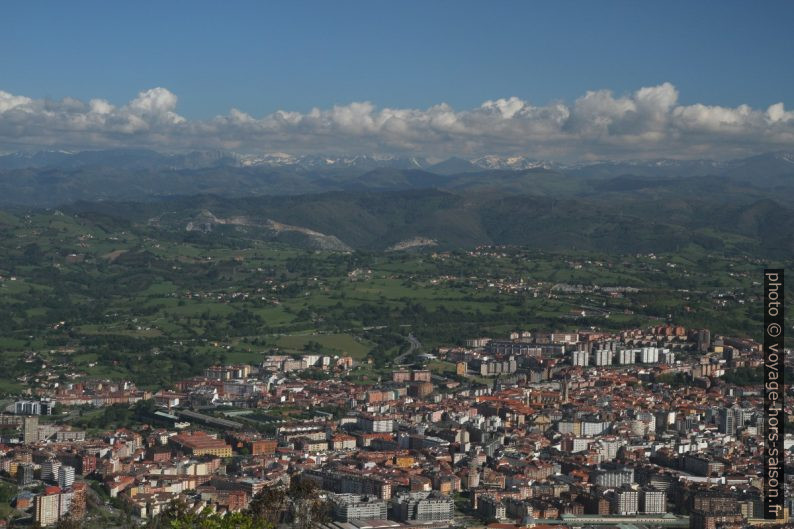 Vue par dessus le centre d'Oviedo. Photo © Alex Medwedeff