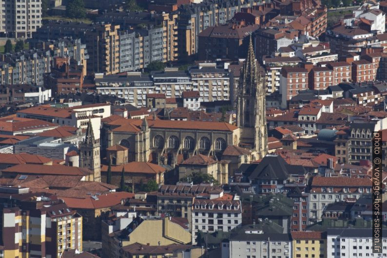 Cathédrale d'Oviedo vue du Monte Naranco. Photo © André M. Winter