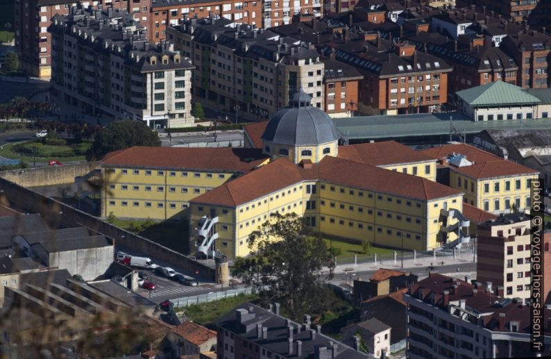 Antigua Cárcel Correccional de Oviedo. Photo © André M. Winter