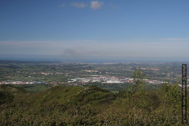 Vue du Monte Naranco vers le Golfe de Gascogne. Photo © Alex Medwedeff