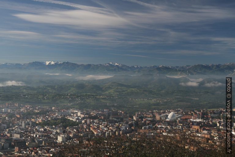 Cordelera Cantábrica y Uviéu. Photo © Alex Medwedeff