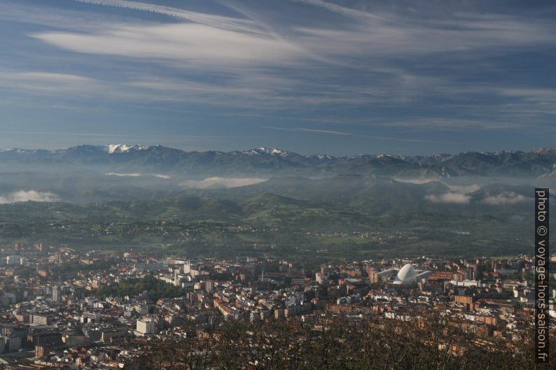 Cordelera Cantábrica y Uviéu. Photo © Alex Medwedeff