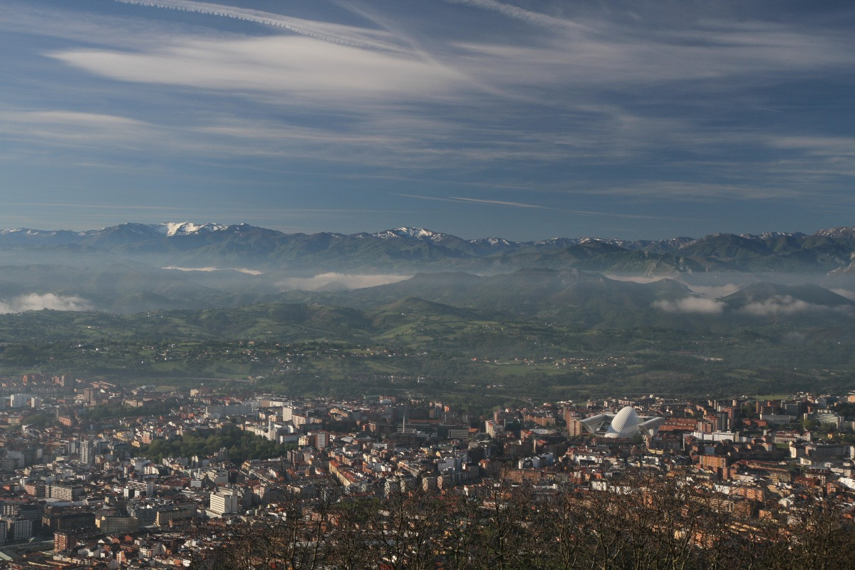Cordelera Cantábrica y Uviéu. Photo © Alex Medwedeff