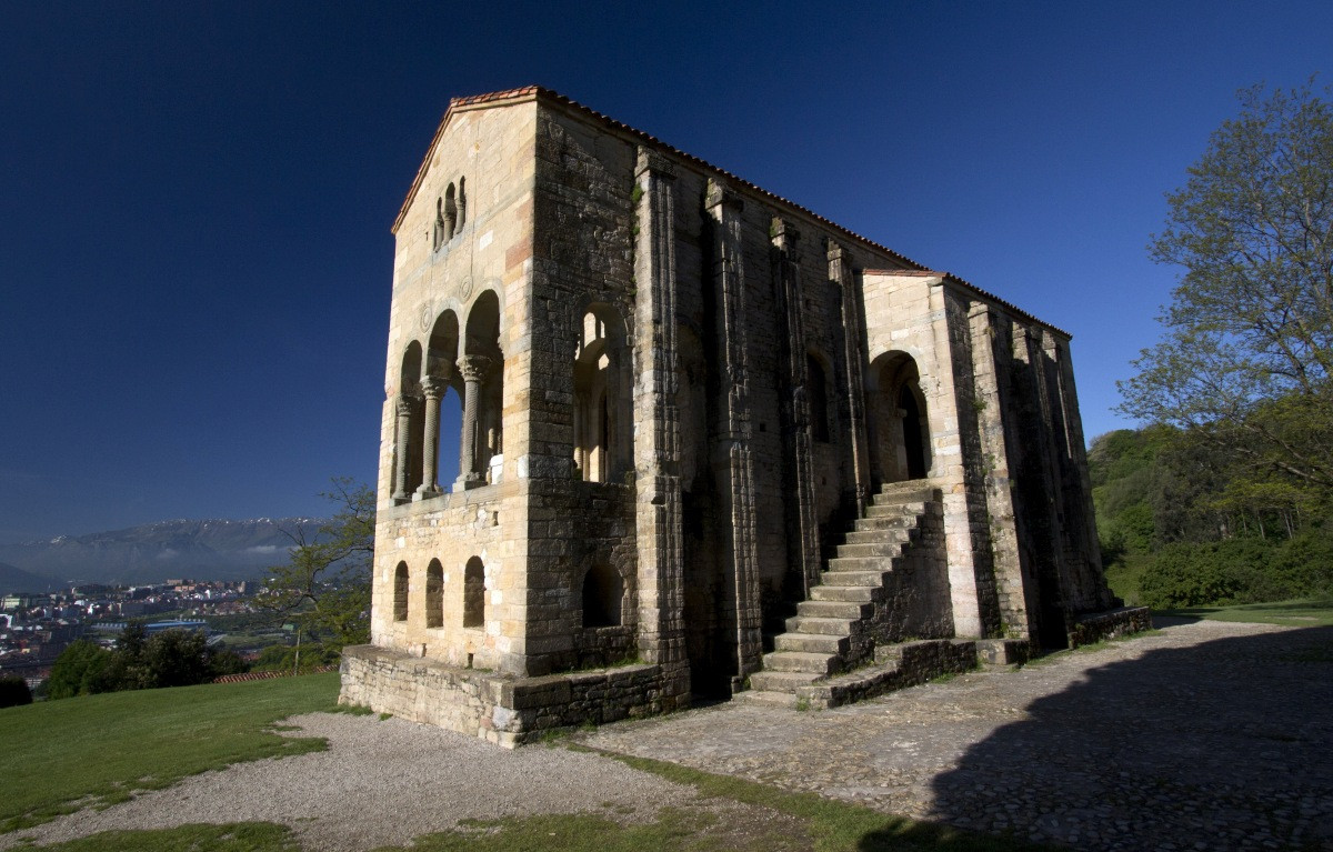 Double escalier au nord de l'église Santa María del Naranco. Photo © André M. Winter