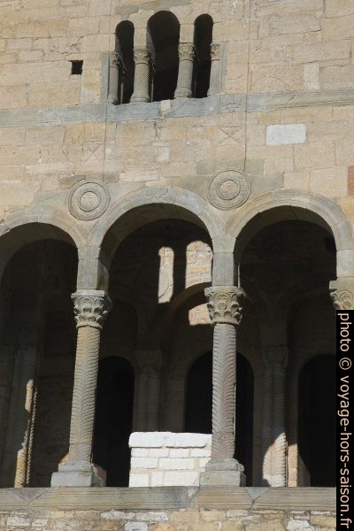 Autel et colonnettes de la terrasse est de la Iglesia de Santa María del Naranco. Photo © Alex Medwedeff