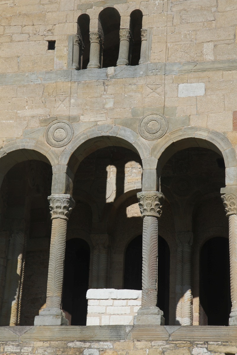 Autel et colonnettes de la terrasse est de la Iglesia de Santa María del Naranco. Photo © Alex Medwedeff