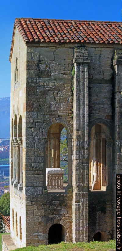 Ouvertures de la terrasse est et l'autel de l'église Santa María del Naranco. Photo © André M. Winter