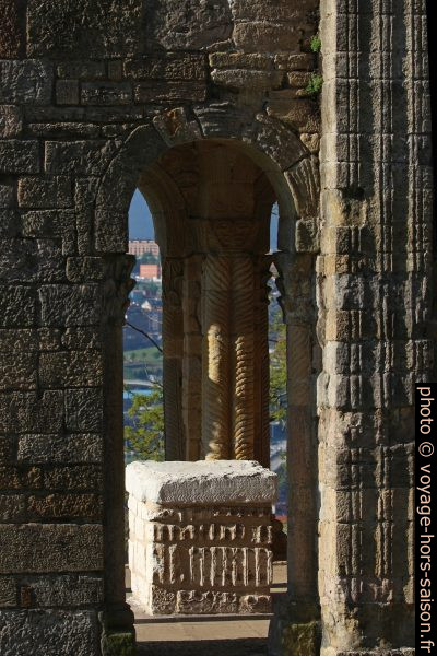 Autel sur terrasse de l'église Santa María del Naranco. Photo © André M. Winter