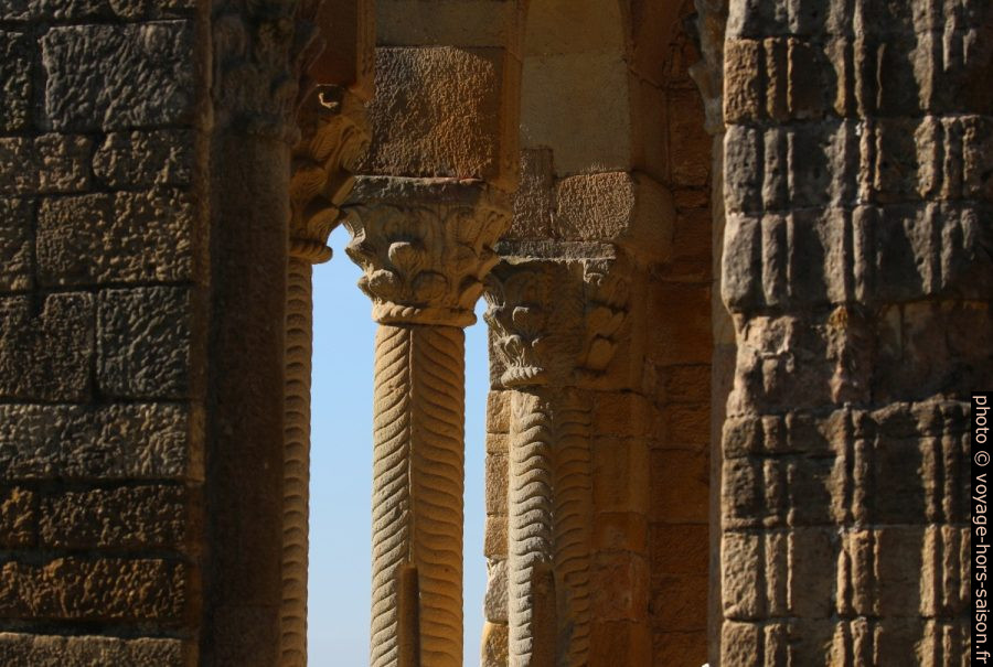 Chapiteaux corinthiens et colonnettes torsadées de la loggia est de l'église Sta. María del Naranco. Photo © André M. Winter