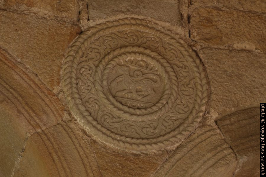 Un des disques décorés l'église Sta. María del Naranco. Photo © André M. Winter