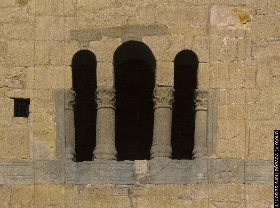 Triple ouverture séparée par des colonnes torsadées au dessus de la loggia. Photo © André M. Winter