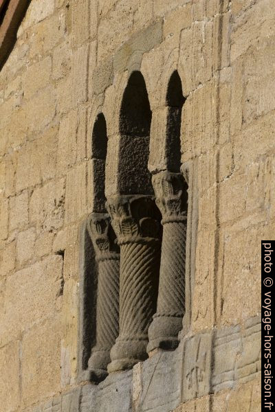 Triple ouverture et colonnes torsadées au dessus de la loggia. Photo © André M. Winter
