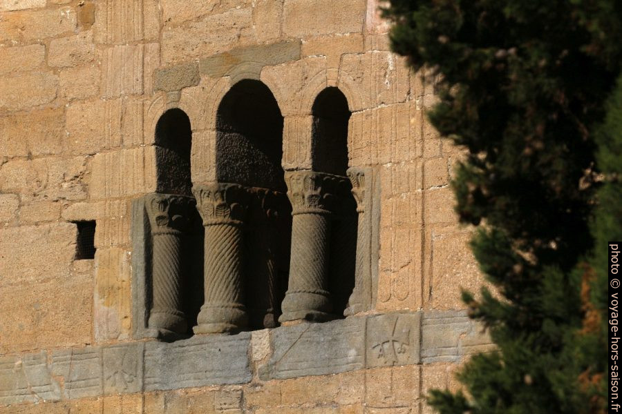 Colonnes torsadées de la triple ouverture au dessus de la loggia. Photo © André M. Winter