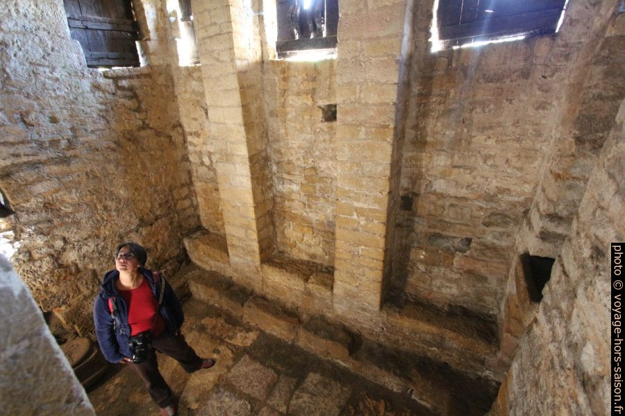«Bains» sous la loggia est de l'église Santa María del Naranco. Photo © André M. Winter