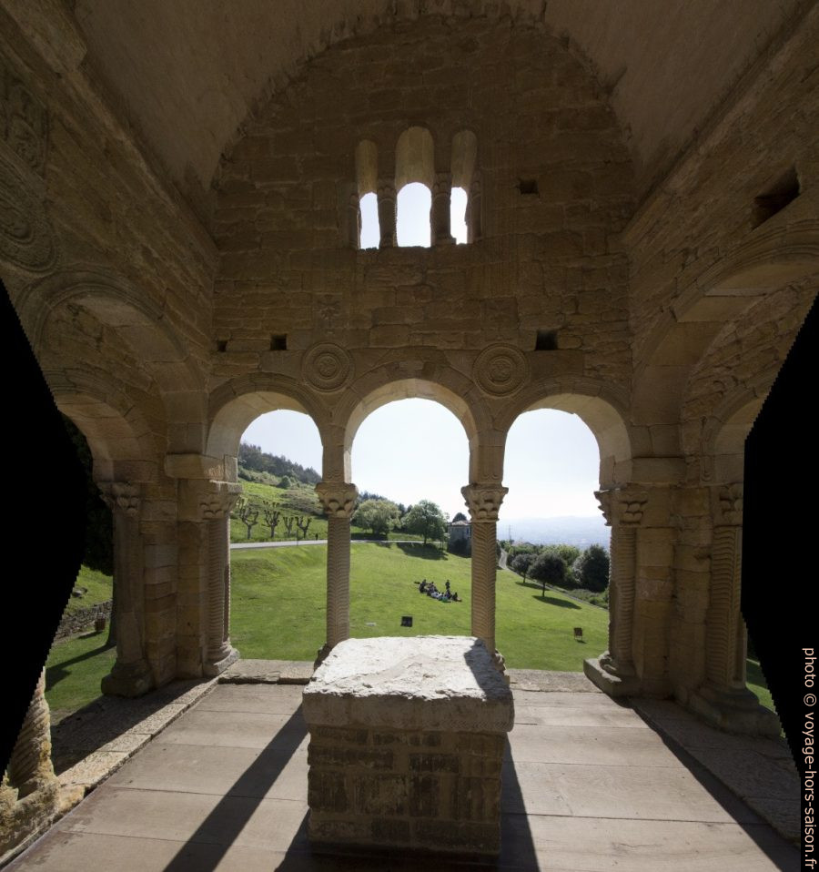 Vue de la loggia est avec autel de l'église Santa María del Naranco. Photo © André M. Winter