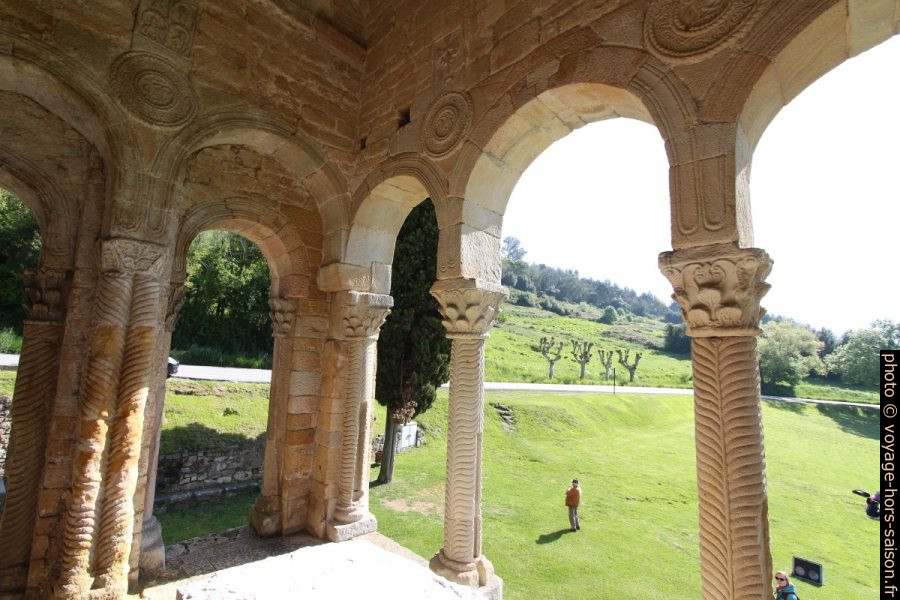 Arc et colonnes de la terrasse est de l'église Santa María del Naranco. Photo © André M. Winter