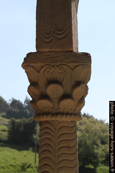 Une colonne et un chapiteau d'une loggia de l'église Santa María del Naranco. Photo © Alex Medwedeff