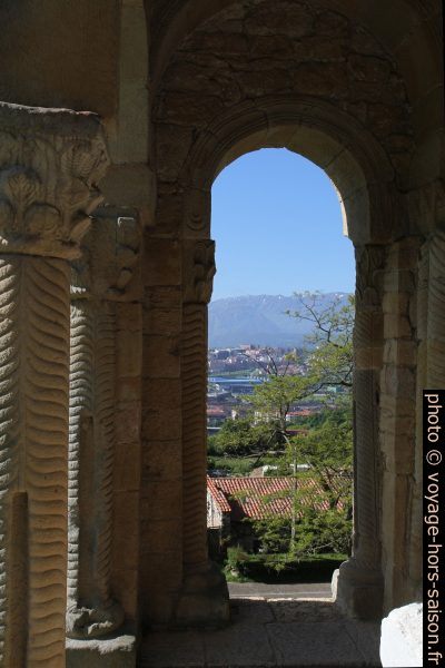 Vue de la loggia de l'église Santa María del Naranco vers le sud. Photo © Alex Medwedeff