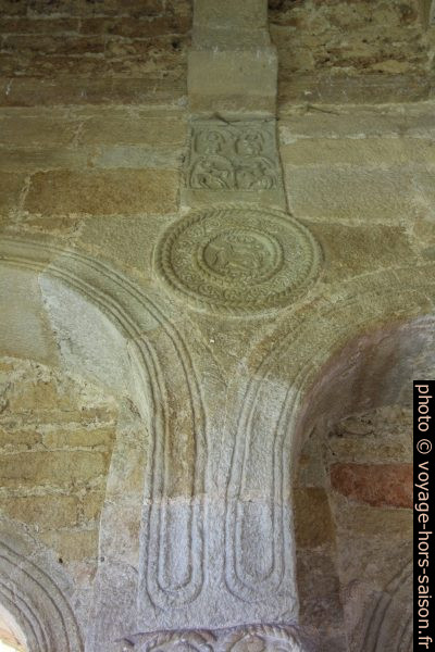 Médaillon et cannelures dans l'église Santa María del Naranco. Photo © André M. Winter