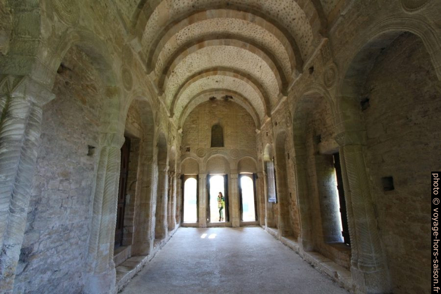 Grand salon rectangulaire de l'église Santa María del Naranco. Photo © André M. Winter