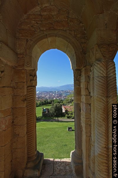Vue de la loggia de l'église Santa María del Naranco vers le sud. Photo © André M. Winter