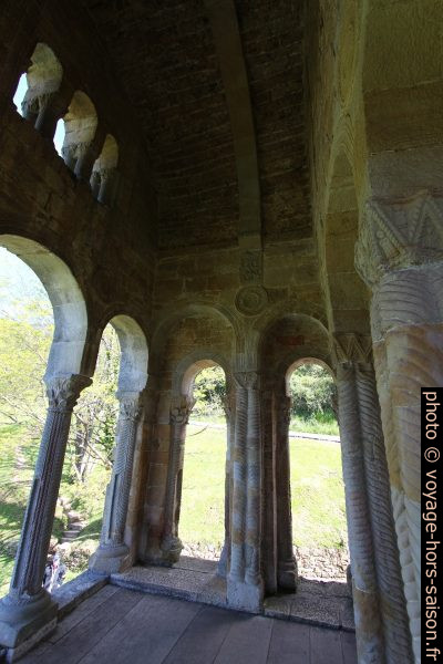 Sous la loggia ouest de l'église Santa María del Naranco. Photo © André M. Winter