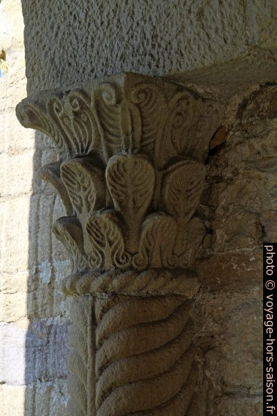 Chapiteau corinthien de l'église Santa María del Naranco. Photo © Alex Medwedeff