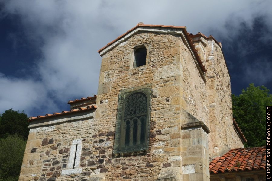 Un vestibule conservé des trois nefs de l'église Saint-Michel-de-Lillo. Photo © Alex Medwedeff