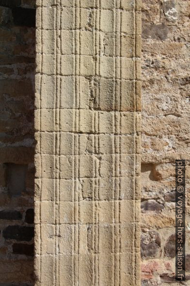 Cannelures des piliers de l'église Saint-Michel-de-Lillo. Photo © André M. Winter