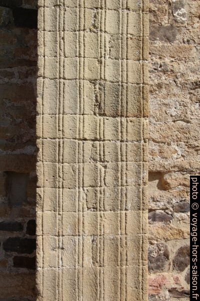 Cannelures des piliers de l'église Saint-Michel-de-Lillo. Photo © André M. Winter