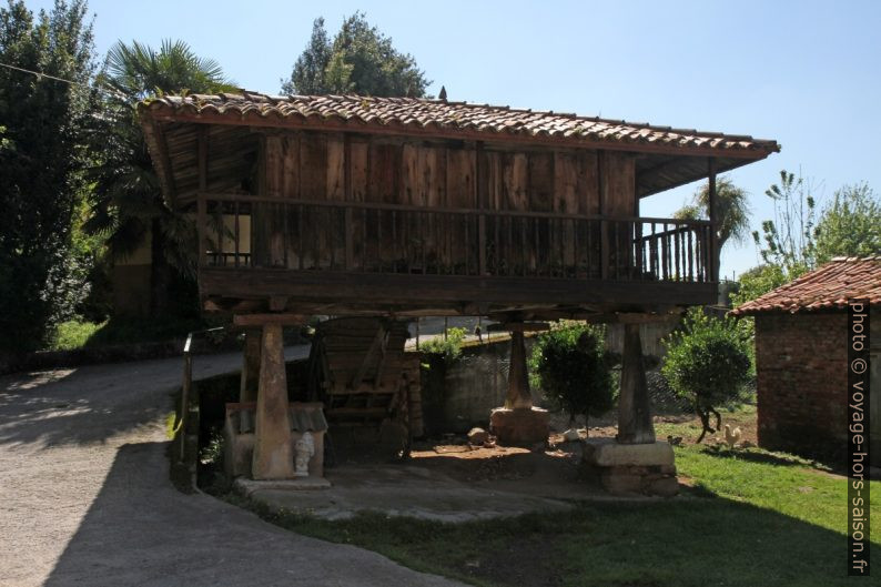 Grand hórreo en bois sous le Monte Narranco. Photo © Alex Medwedeff